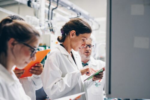 Comment être au top de la formation en biopharmacie et en chimie ? Le Cefochim vous dit tout