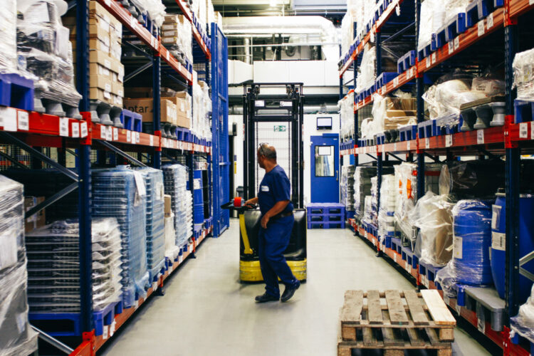 Employé en train de gérer le stock