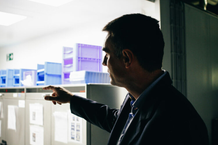 Managing director en train de superviser