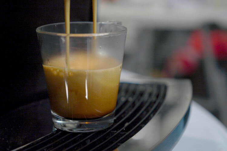 Café artisanal en train de couler