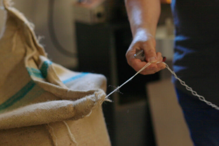 Ouverture des sacs de grain de café