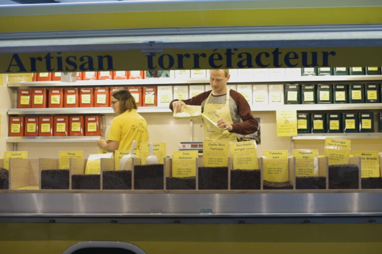 Vendeurs de café en train de préparer le camion pour les marchés