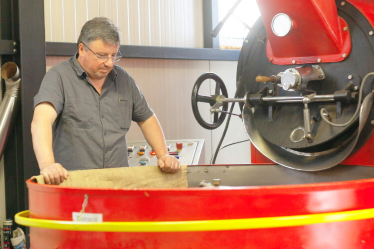 Torréfacteur en train de surveiller la torréfaction