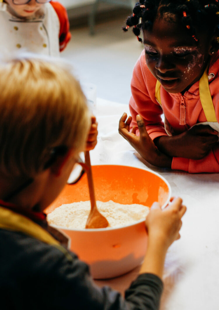 Enfants en train de cuisiner