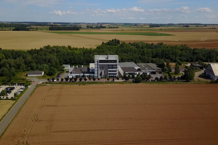 Entreprise implantée au milieu des champs