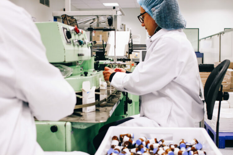 Employé en train de ranger les médicaments