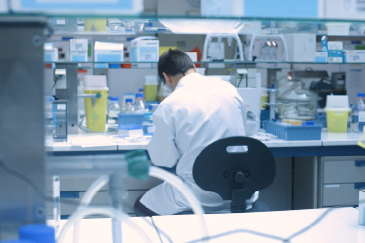 Biologiste en train de vérifier un médicament