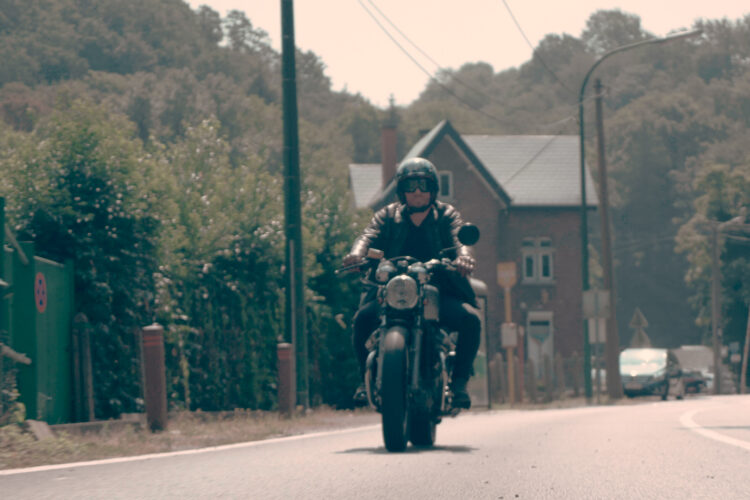 Motard en train de tester une selle adaptée