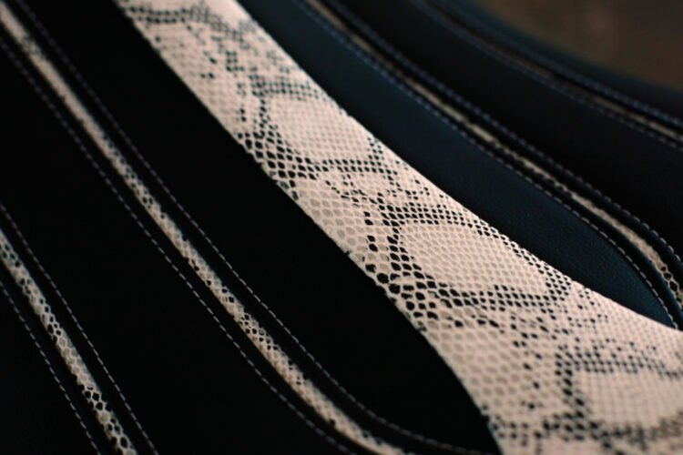 Association de deux tissu en cuir sur une selle de moto