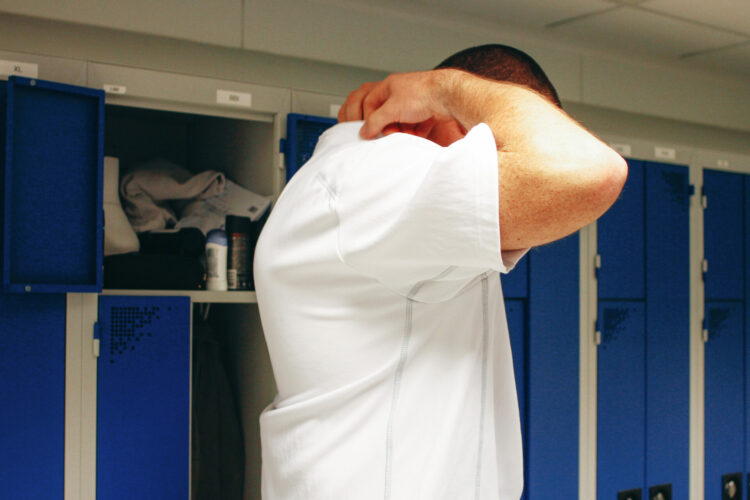 Employé se préparant entrer dans la chambre stérile