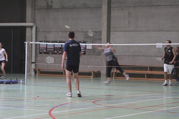 Employés en train de faire du volley durant le temps de midi
