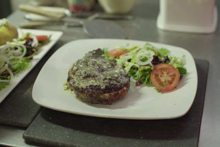 Viande grillée proposée à la carte