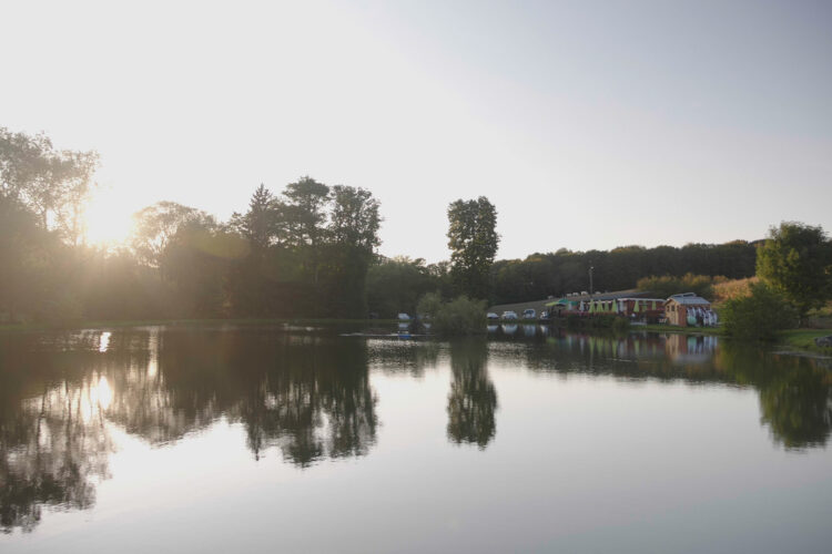 Reflet du restaurant dans l'étang