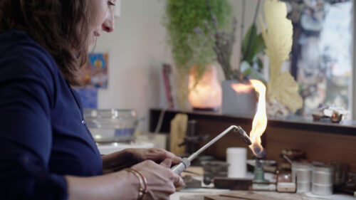 Elle raconte des histoires à travers la création de bijoux personnalisés